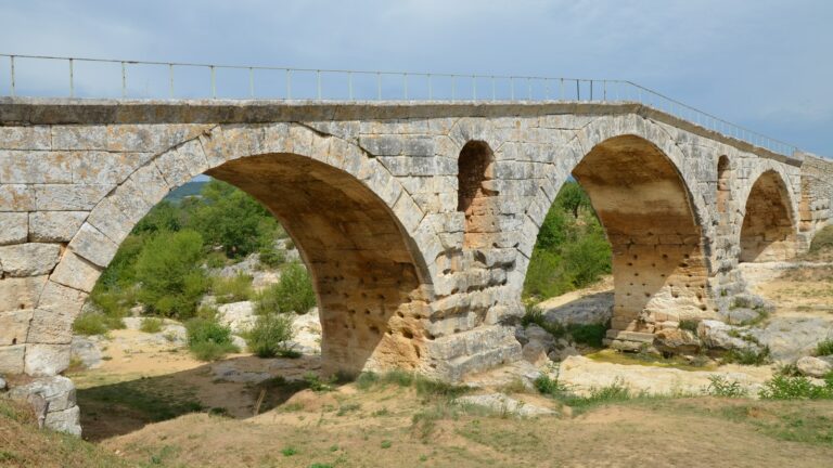 Le pont Julien et ses arches en plein cintre, avec une ouverture au-dessus de chaque pile, sur le lit du Calavon