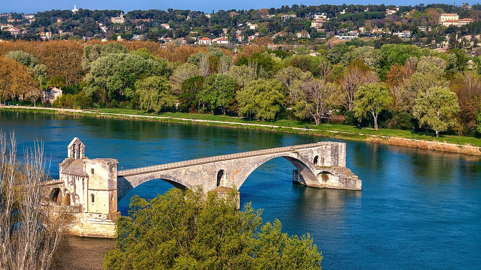 Le pont Saint-Bénézet et sa chapelle, sur le Rhône à Avignon