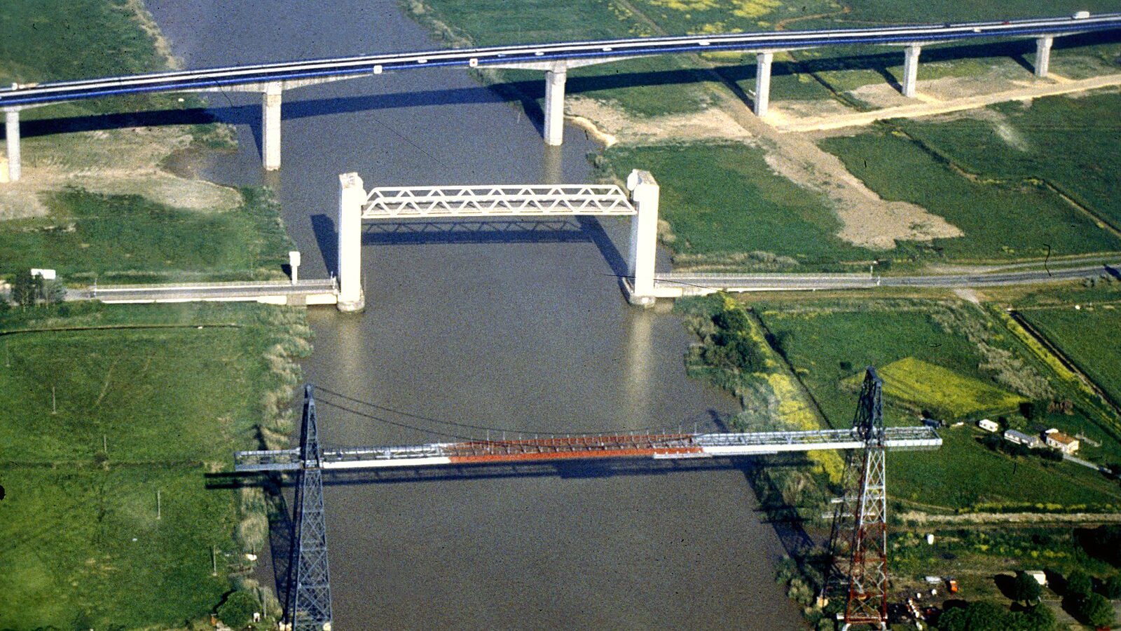 Le pont transbordeur du Martrou et, derrière lui, le viaduc de l'estuaire, vus du ciel au-dessus de la Charente