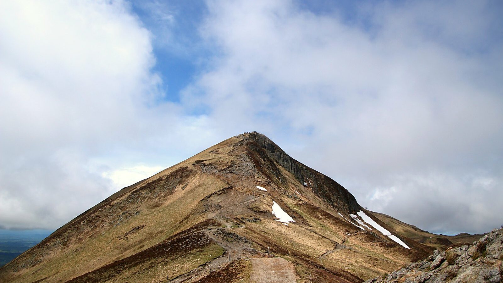 Le puy de Sancy, point culminant du Massif central, dans le Puy-de-Dôme