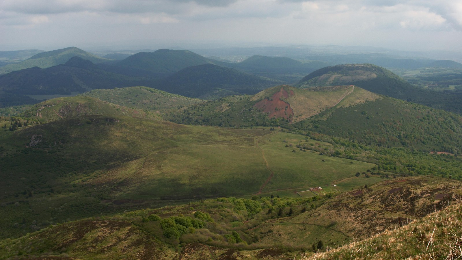 Le puy de Pariou et les volcans voisins de la chaîne des Puys photographiés depuis le puy de Dôme