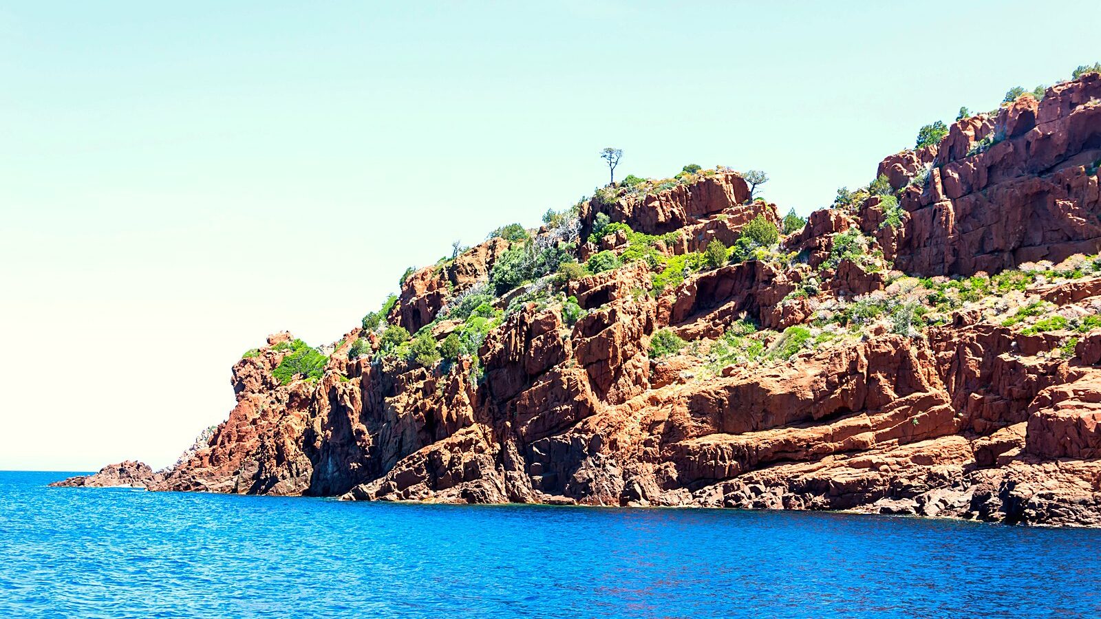 Les falaises de rhyolite rouge de la réserve de Scandola tombant dans la mer