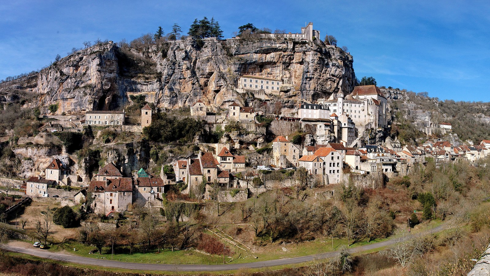 La cité de Rocamadour accrochée à la falaise calcaire au-dessus de la vallée de l'Alzou, sanctuaires et château au sommet