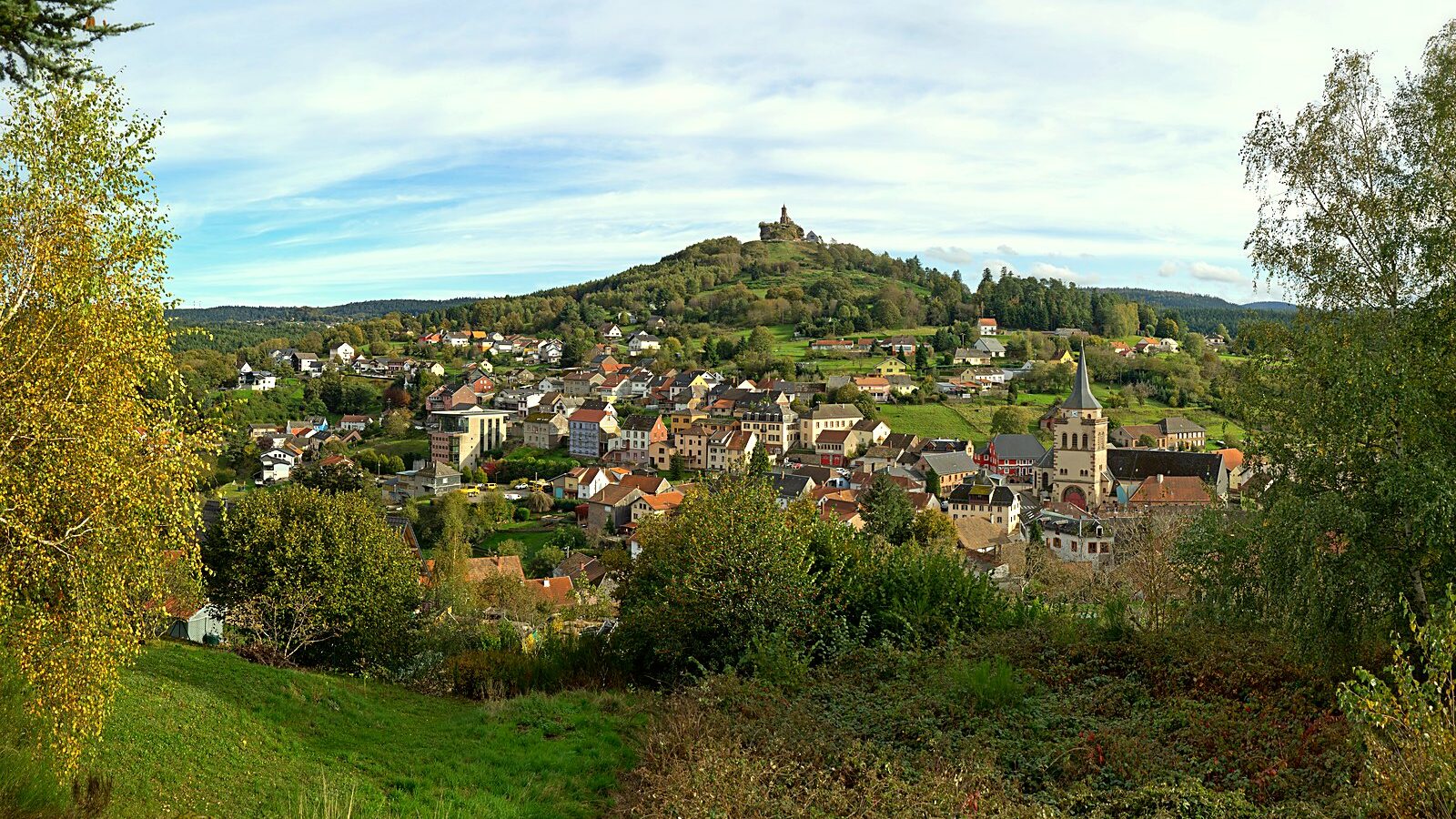 Le rocher de Dabo et sa chapelle au-dessus du village, en Moselle