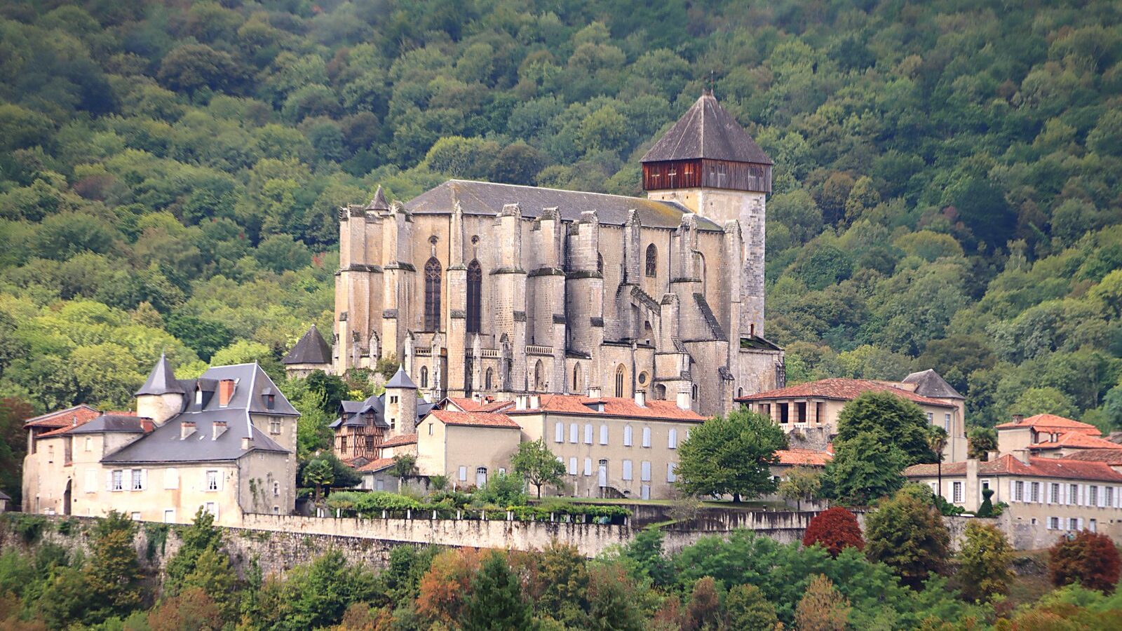 La cathédrale de Saint-Bertrand-de-Comminges sur sa butte
