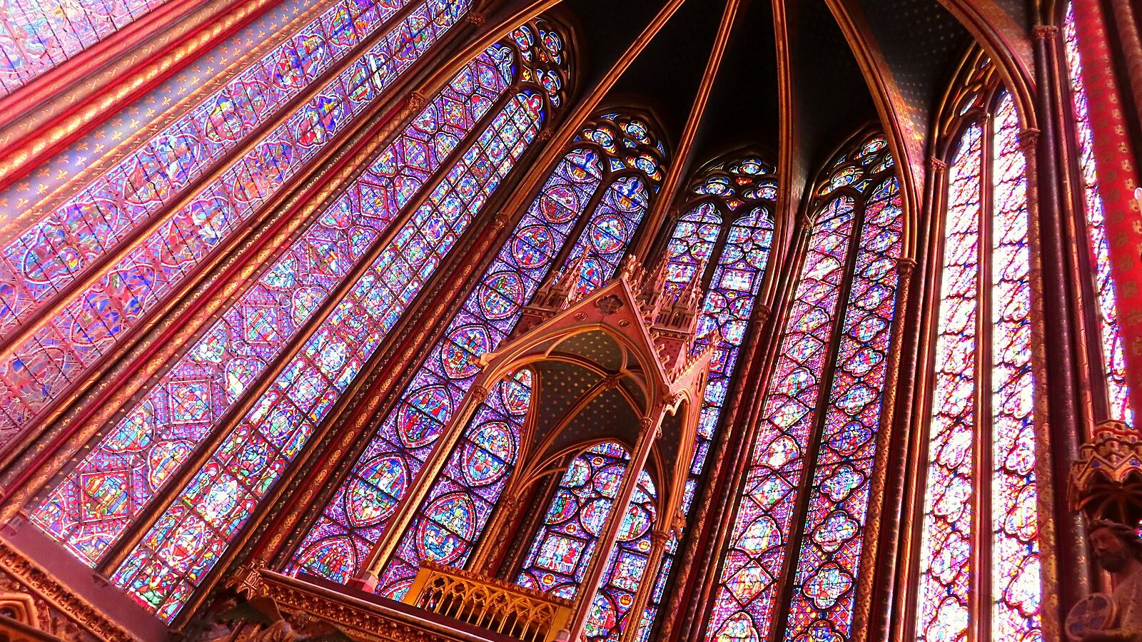 La chapelle haute de la Sainte-Chapelle, à Paris, et ses verrières