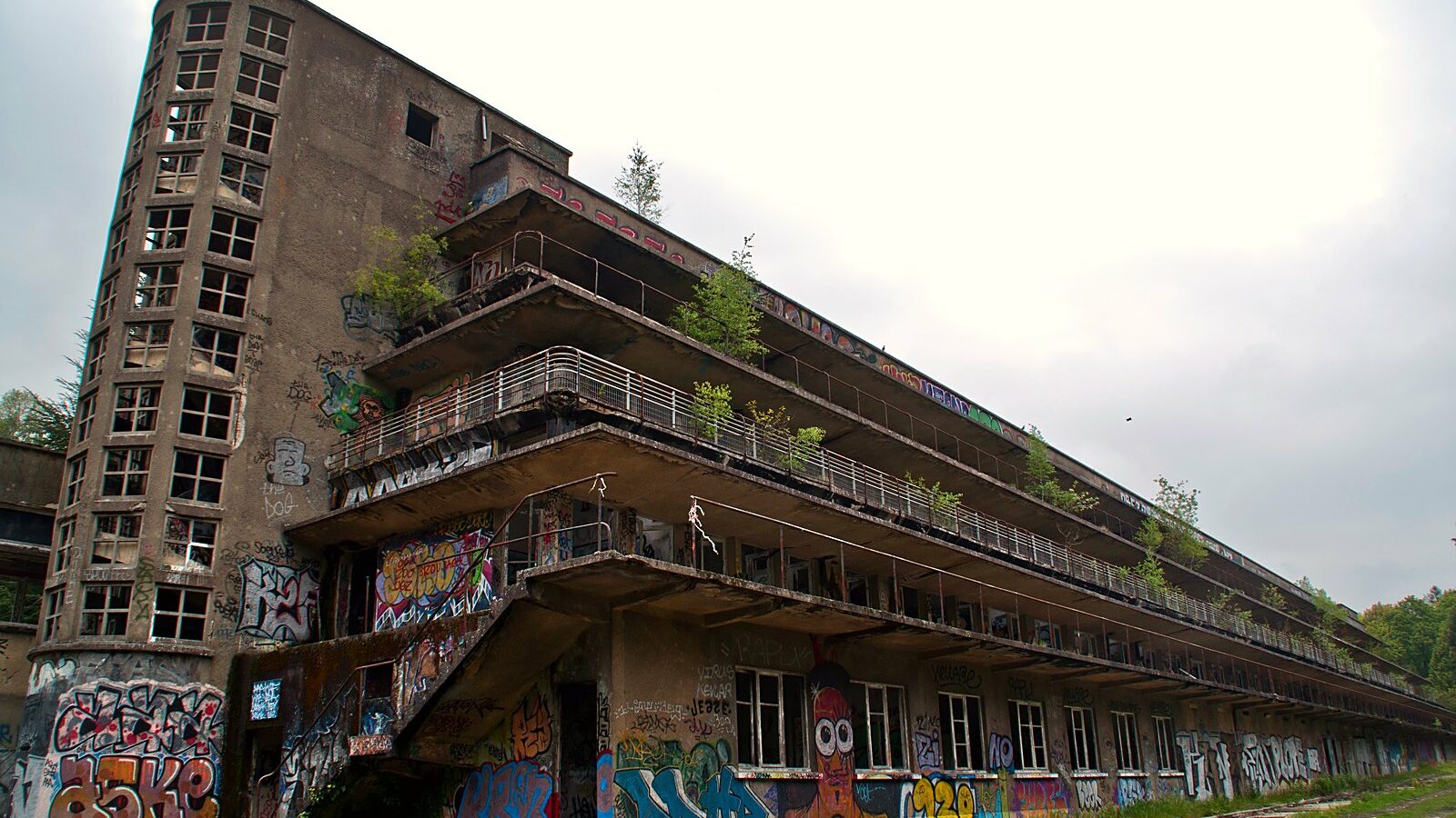 Le long pavillon du sanatorium d'Aincourt, ses galeries de cure étagées et son escalier d'about