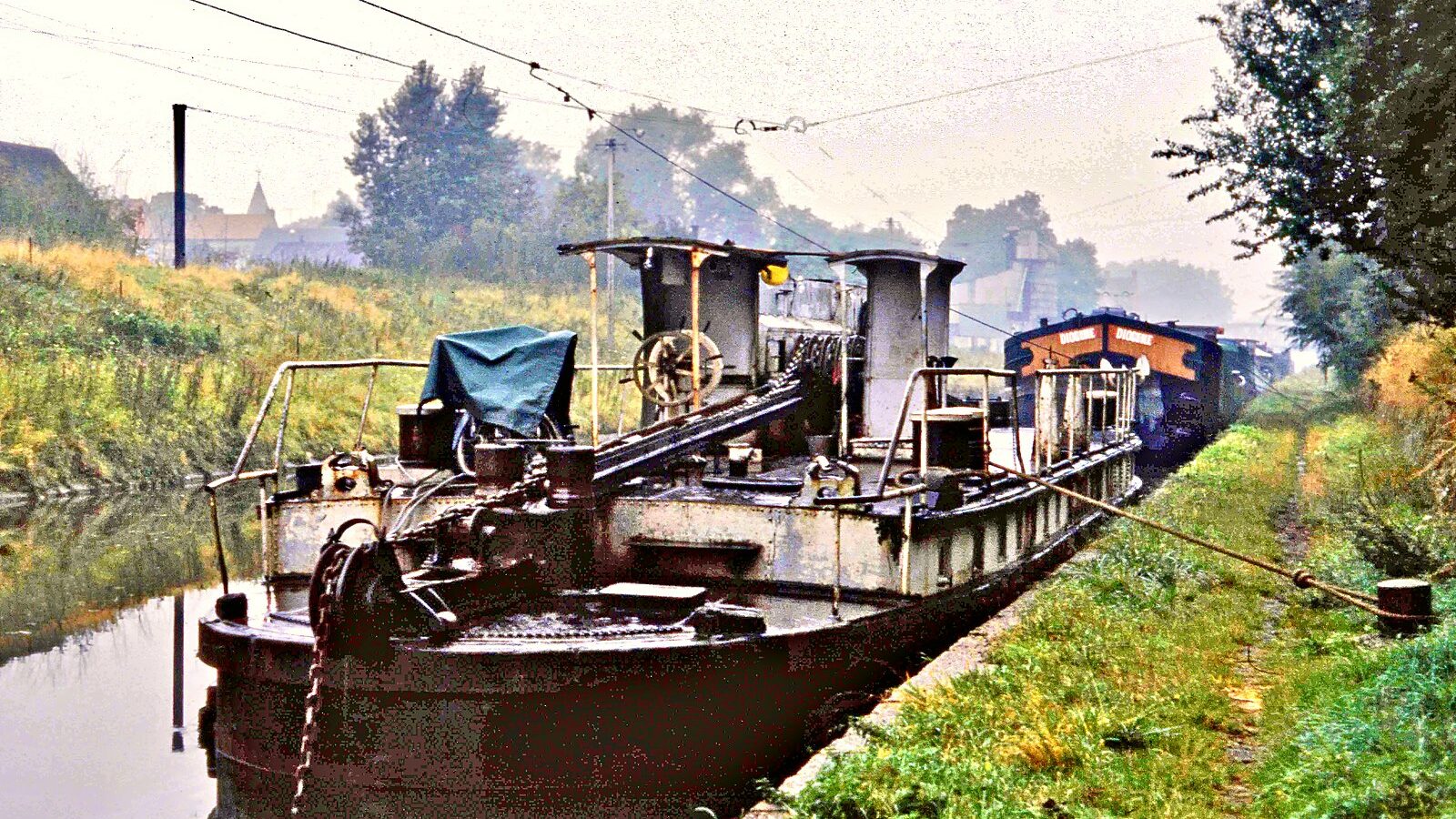 Le toueur électrique à l'entrée du souterrain de Riqueval, sur le canal de Saint-Quentin
