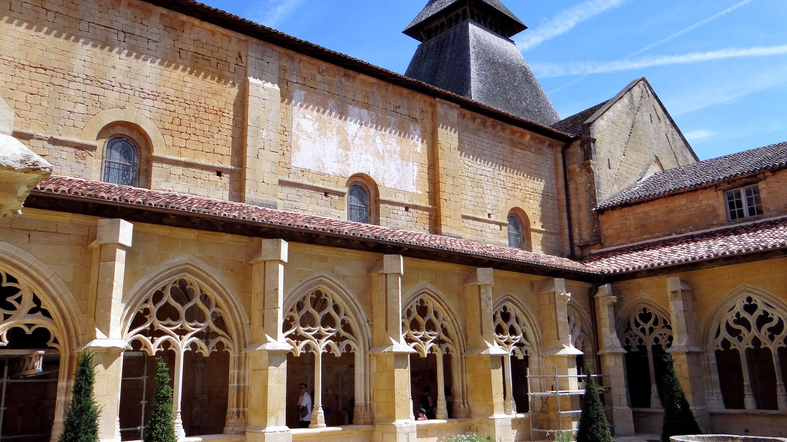 Galerie nord du cloître gothique de l'abbaye de Cadouin, arcades flamboyantes sous l'église abbatiale