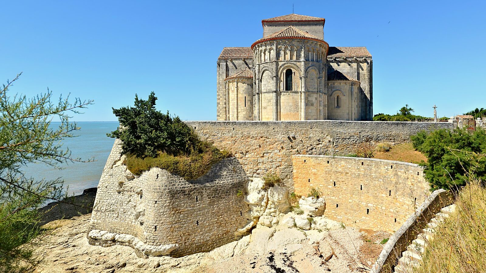 Le chevet de l'église Sainte-Radegonde de Talmont, au bord de la falaise qui domine l'estuaire