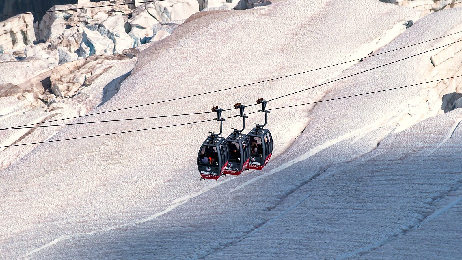 Les cabines du téléphérique de l'Aiguille du Midi au-dessus du glacier, à Chamonix