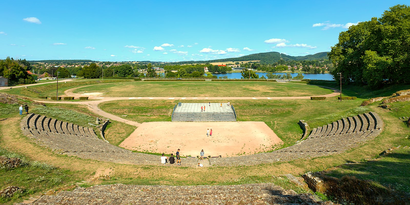 La cavea du théâtre romain d'Autun, ses gradins en hémicycle et le lac en arrière-plan