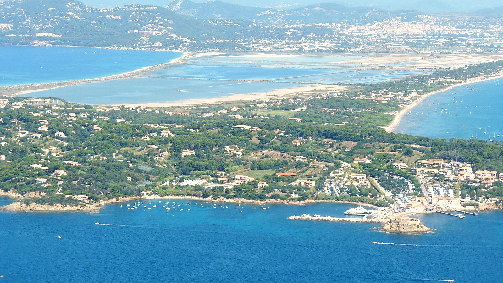 Le double tombolo de la presqu'île de Giens et les salins d'Hyères vus du ciel