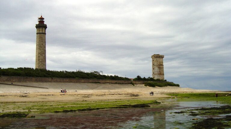 Le grand phare des Baleines à gauche et la vieille tour des Baleines à droite