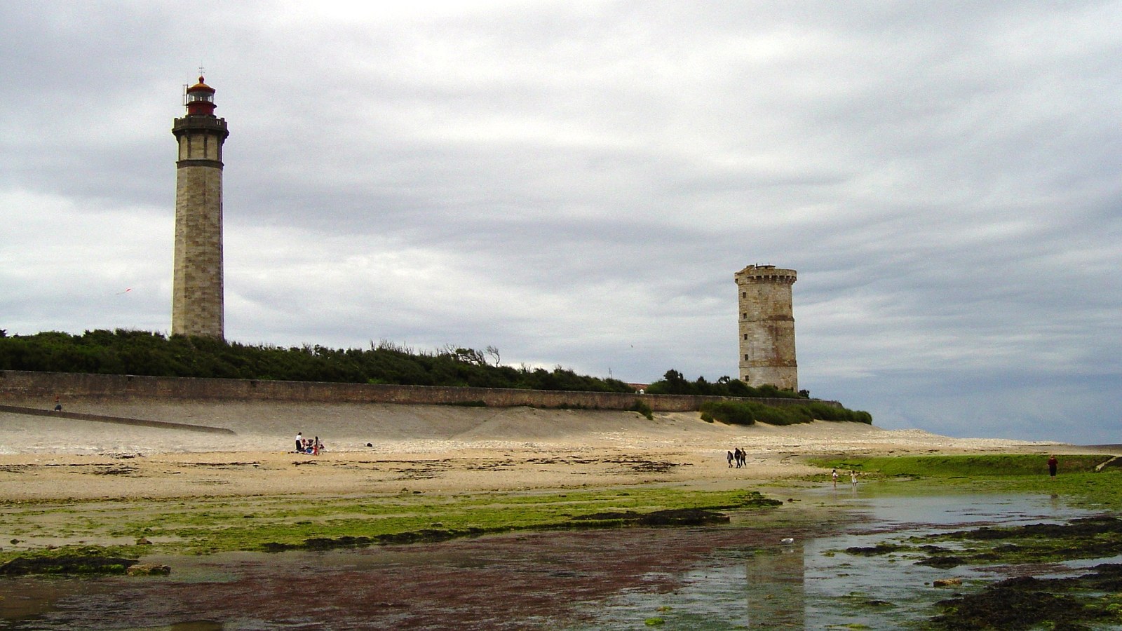 Le grand phare des Baleines à gauche et la vieille tour des Baleines à droite