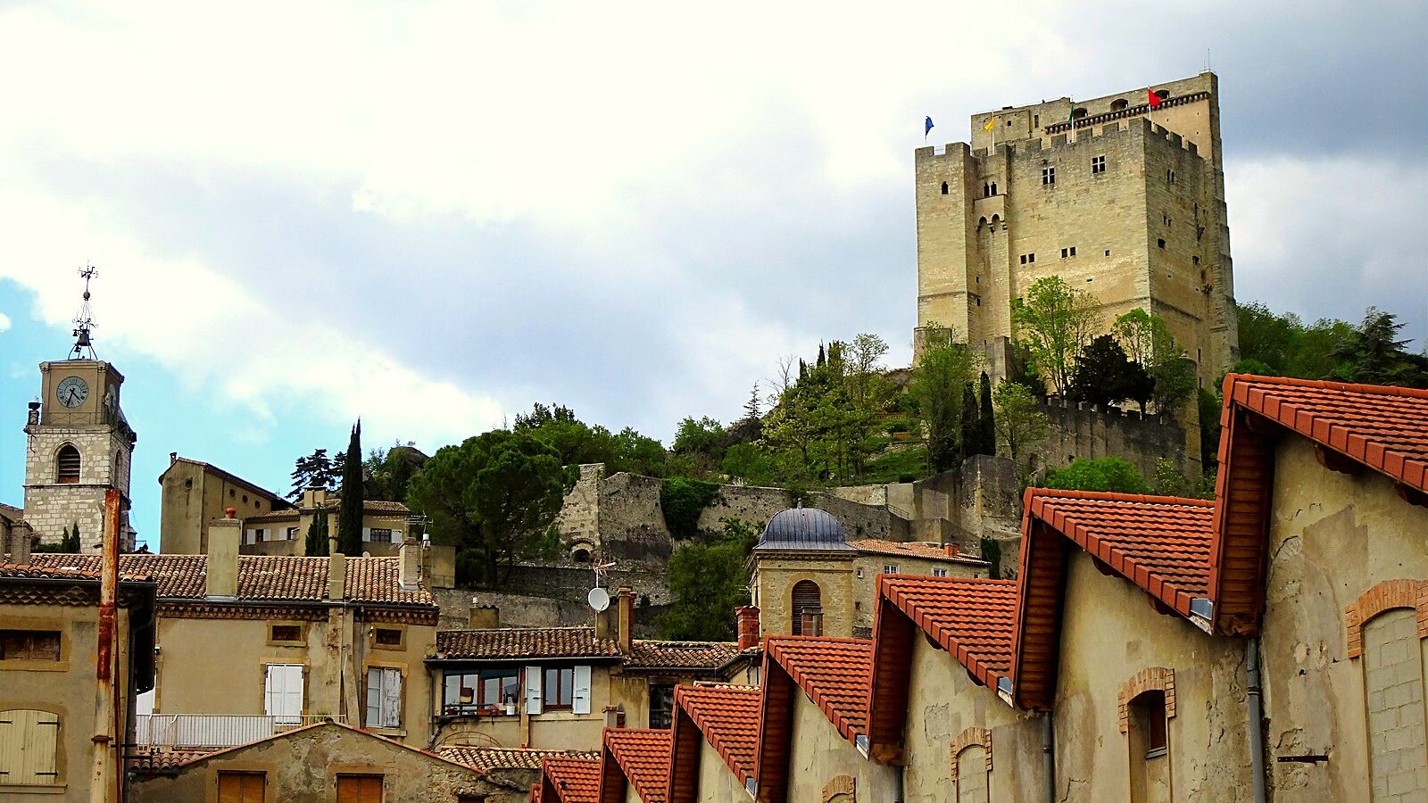 La tour de Crest, ancien donjon du château médiéval, dans la Drôme