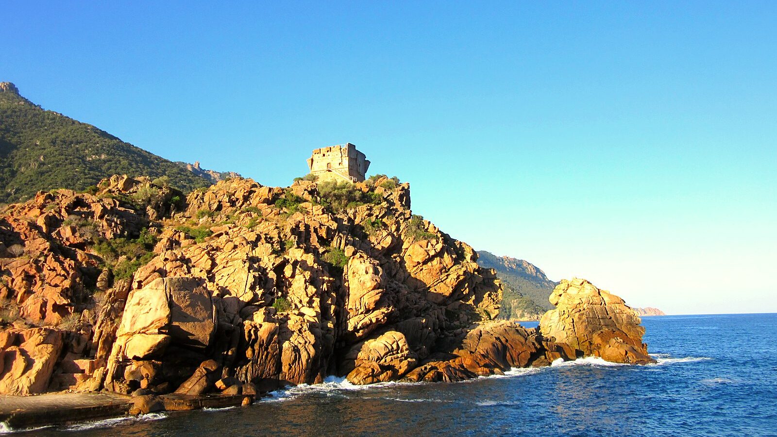 La tour littorale de Porto, sur la côte ouest de la Corse
