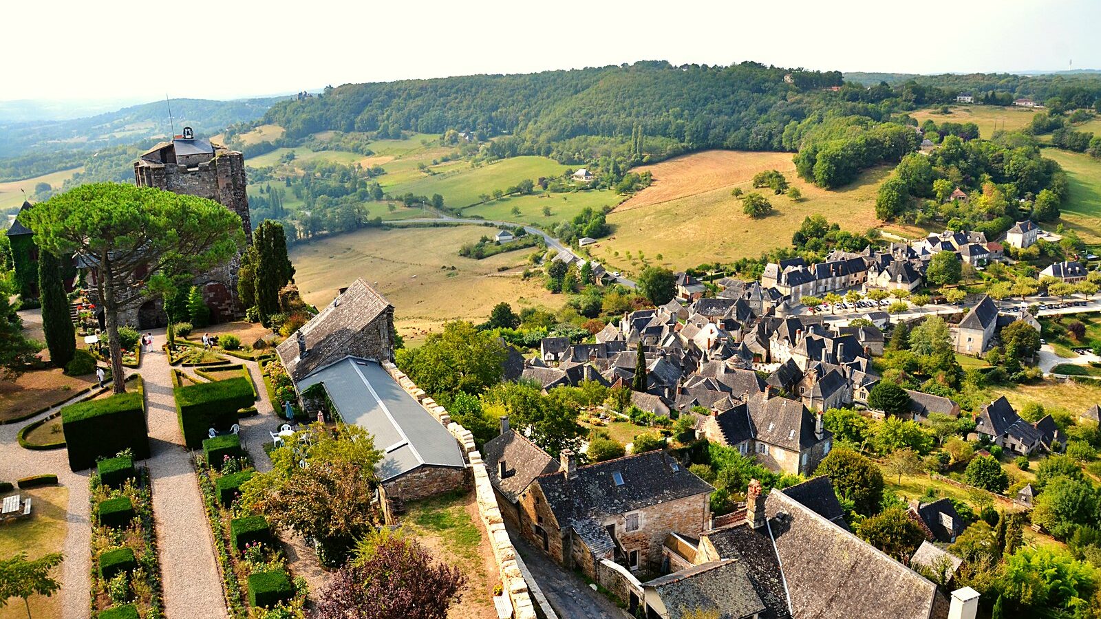 La tour César de Turenne, le jardin de buis qui a remplacé le corps de logis et le village en contrebas