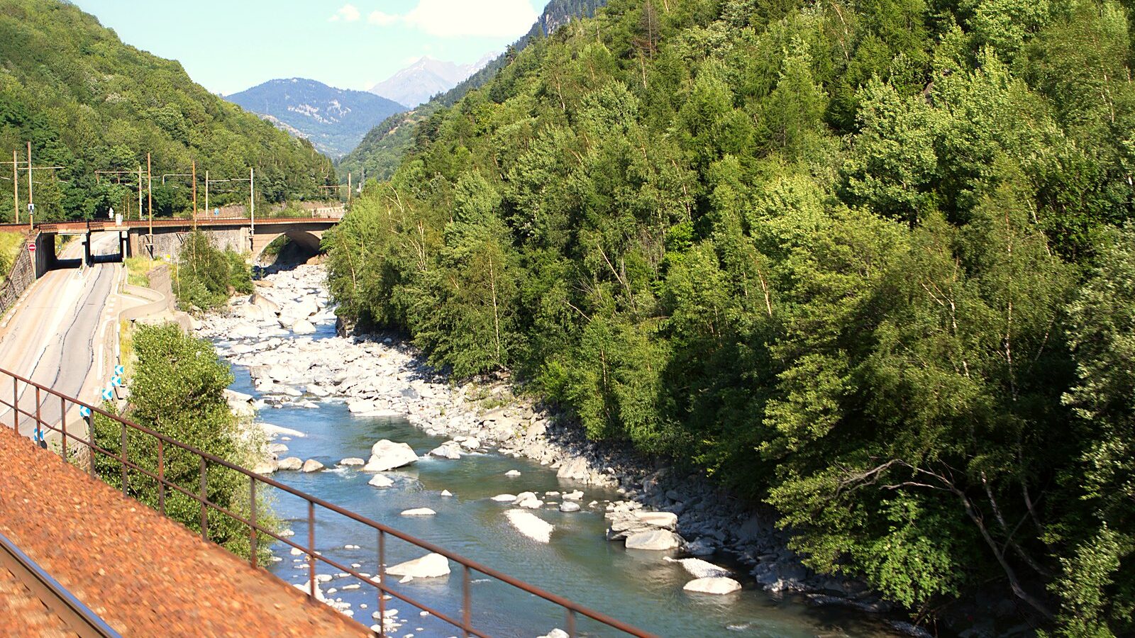 La vallée de la Maurienne, l'Arc entre ses galets et la ligne de chemin de fer