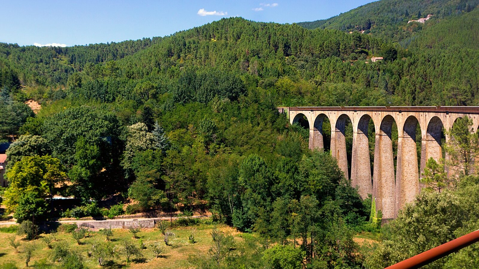 Le viaduc de Chamborigaud, dans le Gard, et ses arches de maçonnerie en courbe