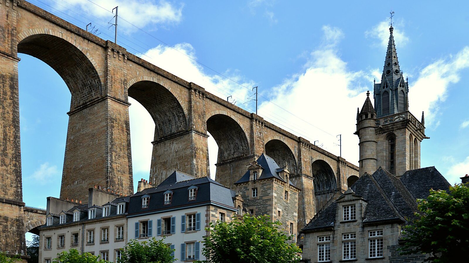 Le viaduc de Morlaix enjambant les toits et le clocher de la ville, dans le Finistère