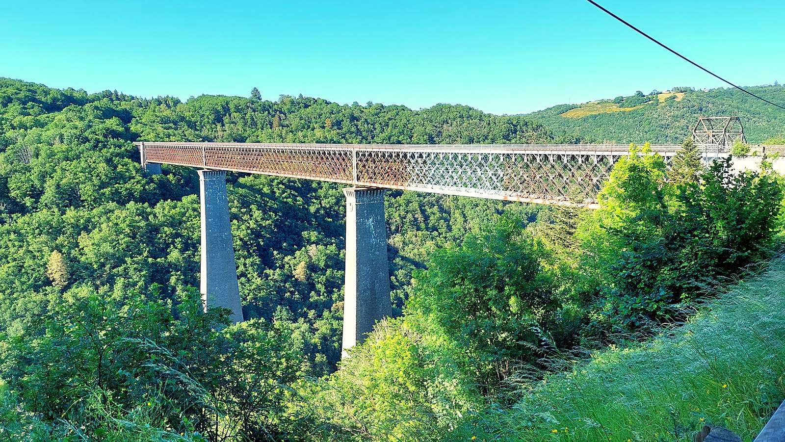 Le viaduc des Fades et ses deux piles de maçonnerie au-dessus de la vallée de la Sioule
