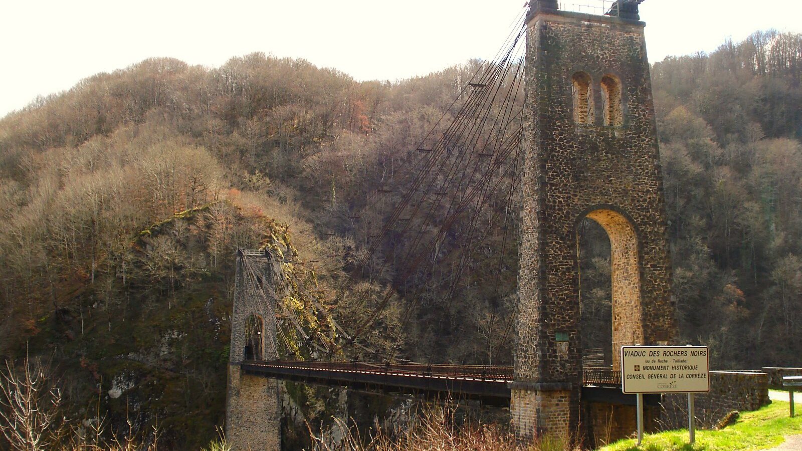 Le viaduc des Rochers-Noirs vu du côté de Lapleau, en Corrèze