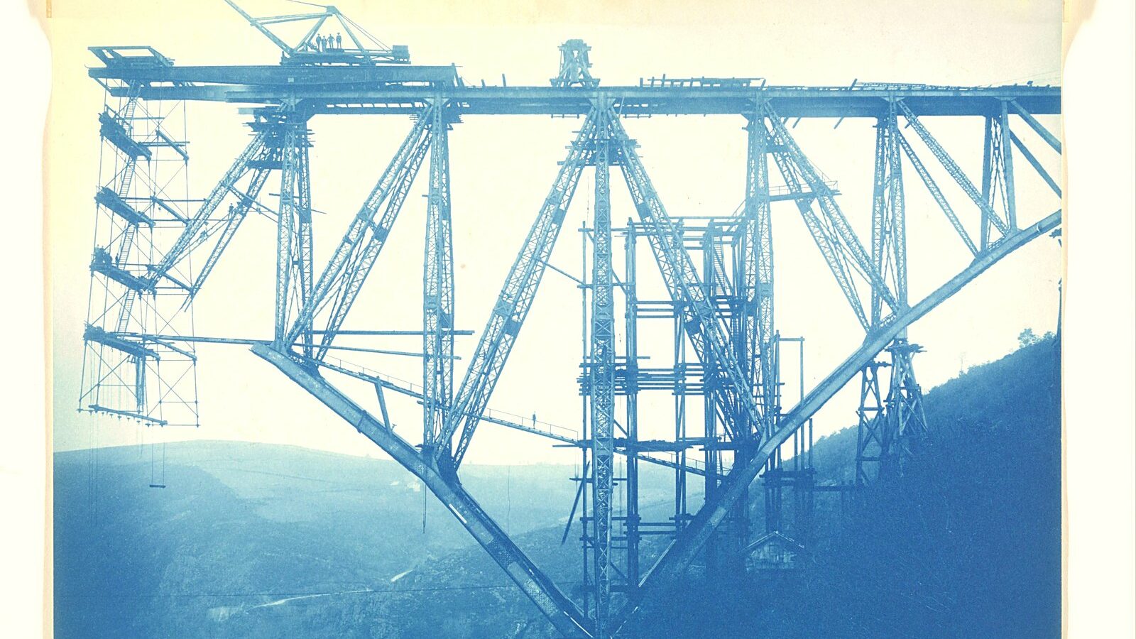 Le chantier du viaduc du Viaur en janvier 1902, une demi-arche metallique avancee en porte-a-faux au-dessus de la vallee
