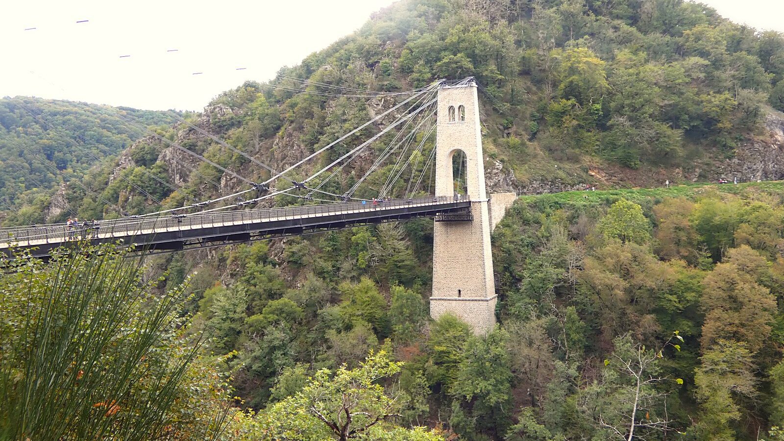 Le viaduc des Rochers Noirs au-dessus des gorges de la Luzège, vu depuis Soursac