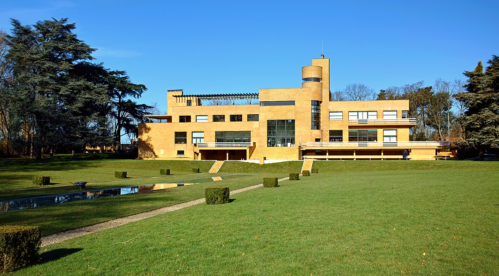 La façade sud de la villa Cavrois vue du parc, avec le miroir d'eau au premier plan