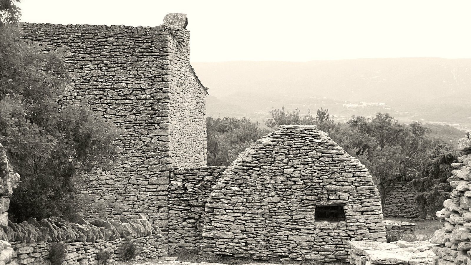 Les cabanes en pierre sèche du village des Bories, à Gordes