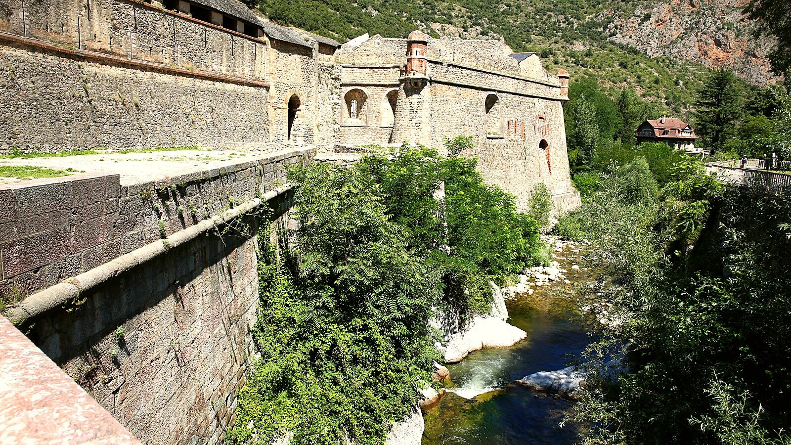 Les remparts de Villefranche-de-Conflent, dans les Pyrénées-Orientales