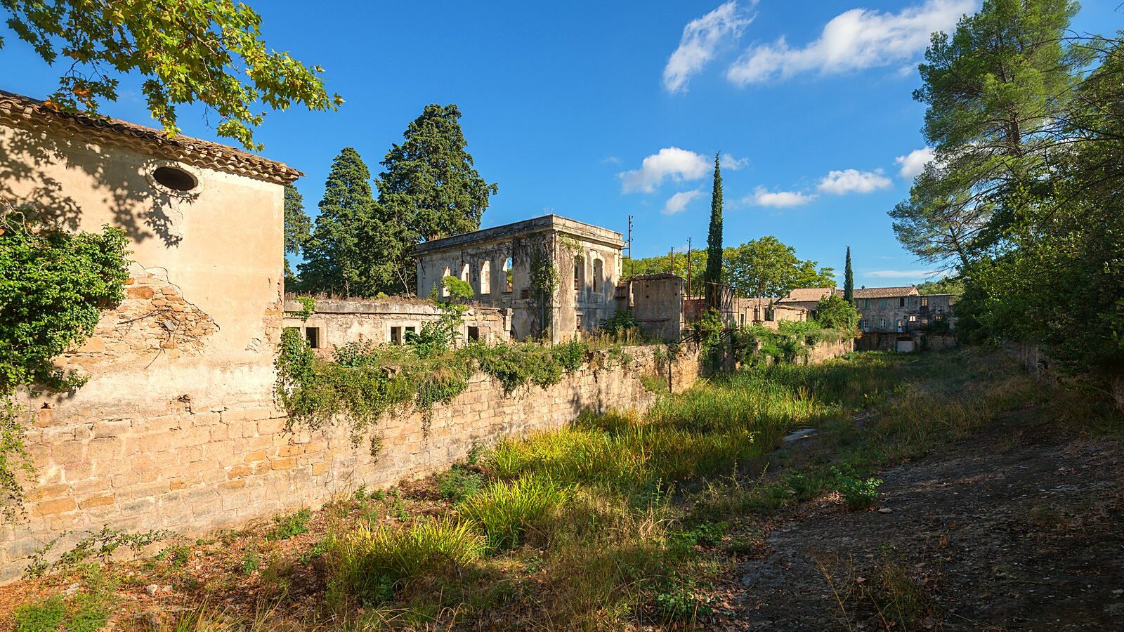 Villeneuvette, ancienne manufacture royale de draps devenue village, dans l'Hérault