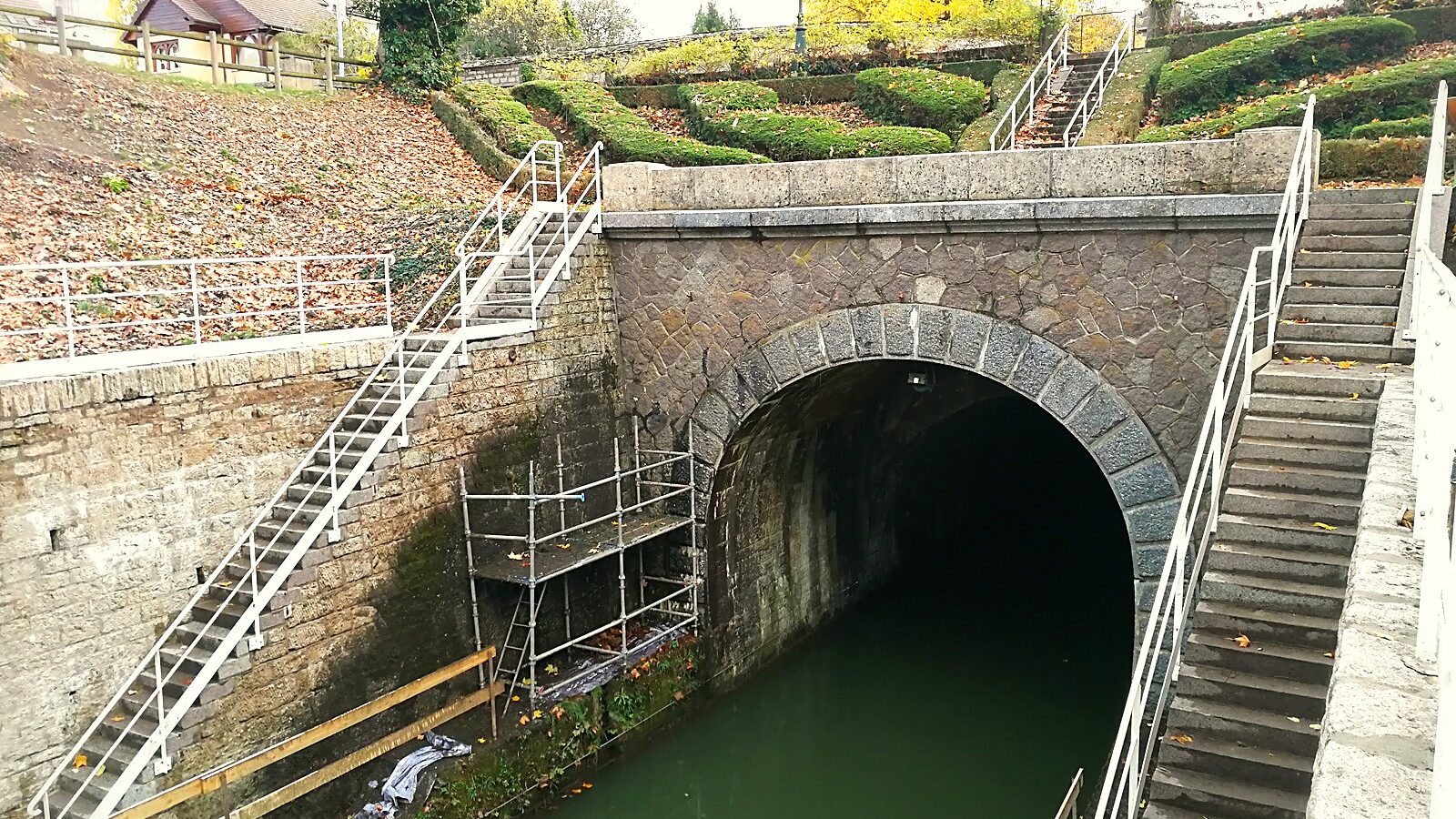 L'entrée de la voûte du canal de Bourgogne à Pouilly-en-Auxois